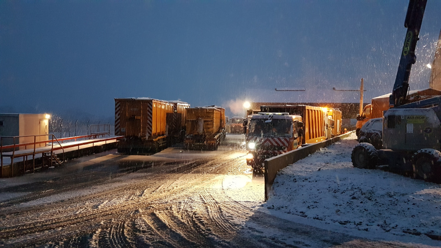 Camions de collecte sous la neige