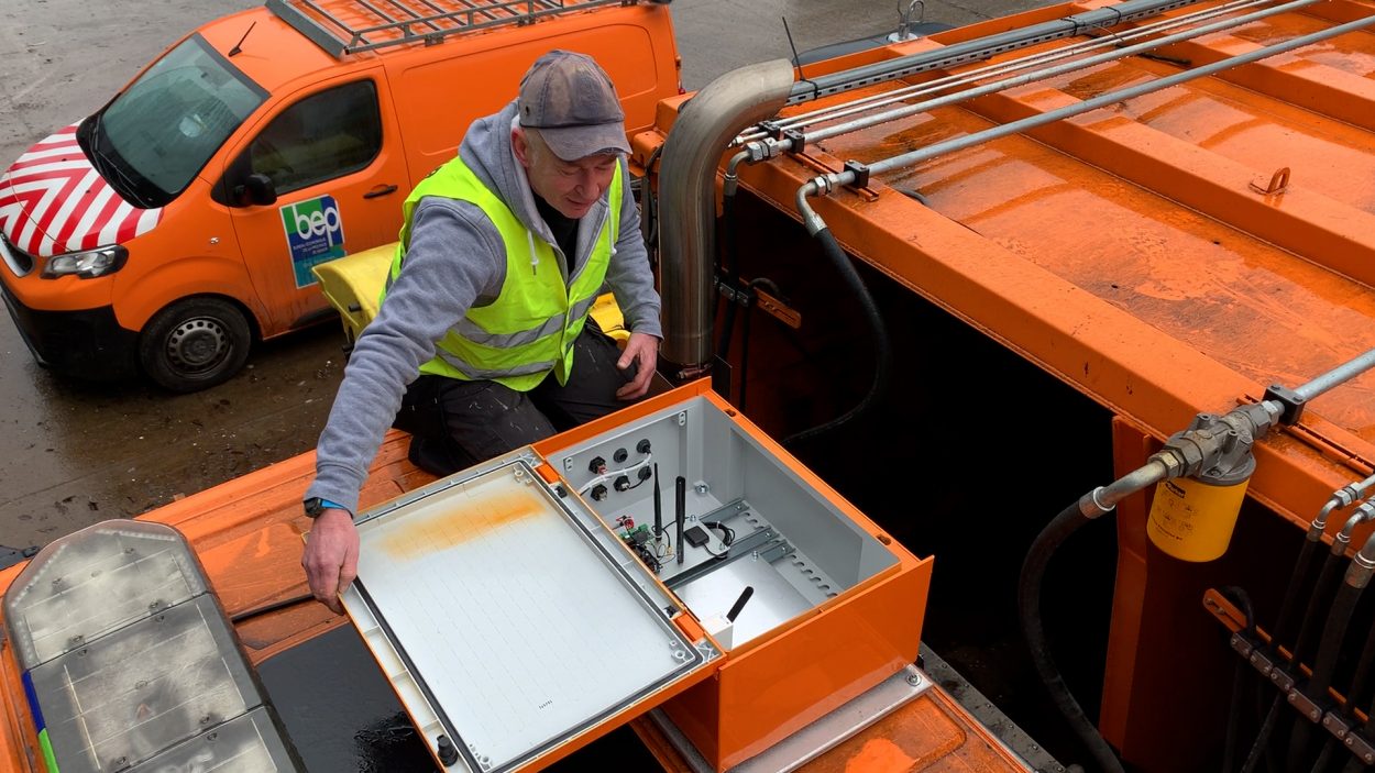 Un boitier contenant des capteurs est fixé sur le toit d'un camion de collecte des déchets