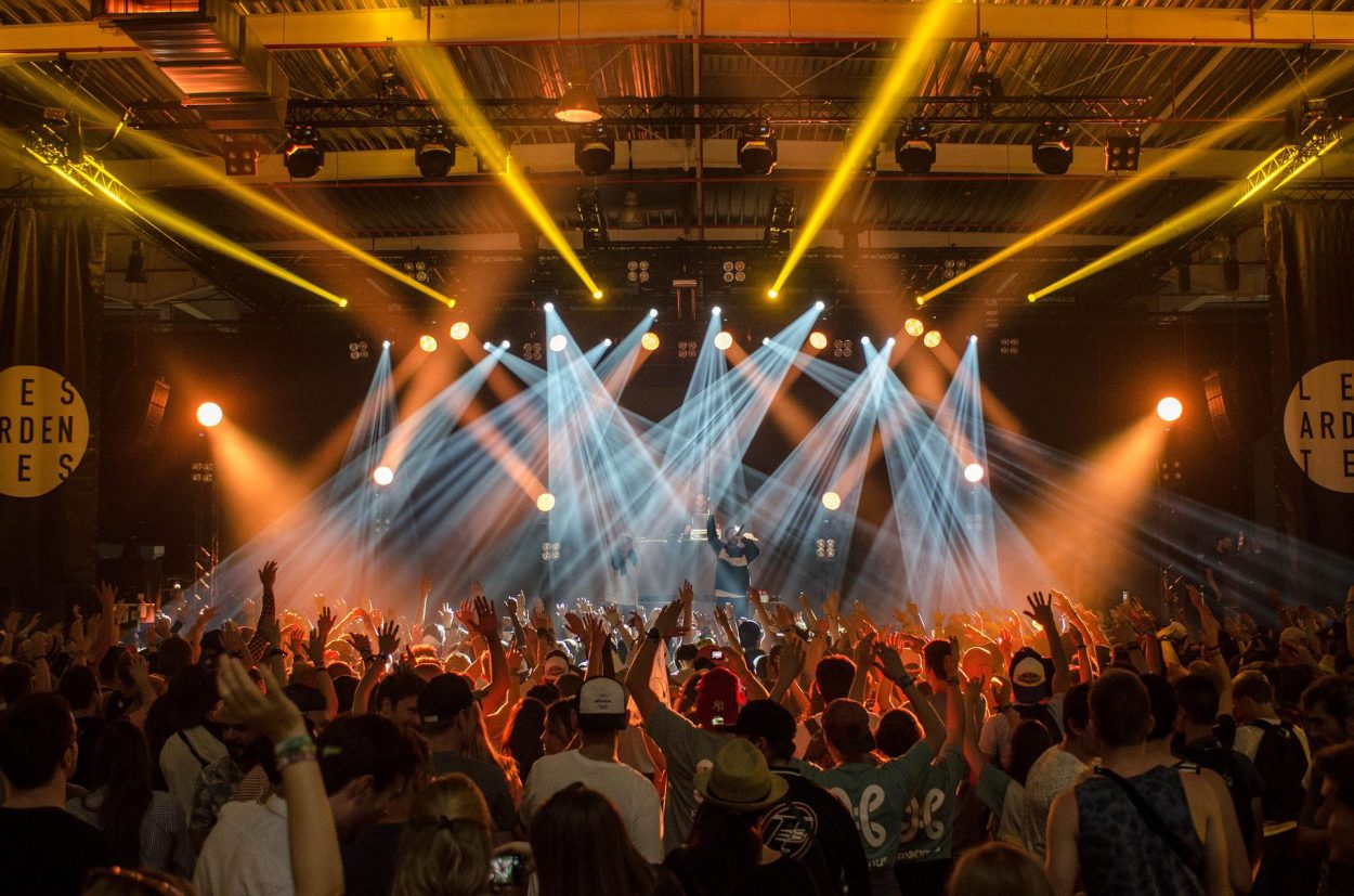 Image illustrative: salle de concert avec une foule, avec lumières qui éclairent la scène