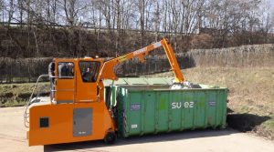 Aperçu du compacteur en train de compacter les déchets encombrants dans un recyparc