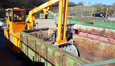 Aperçu du compacteur en activité dans un recyparc